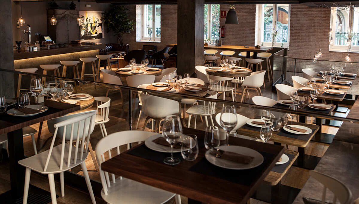 Cafe İçin Mobilya Nasıl Seçilir? İç ve Dış Mekân Sandalye Modelleri