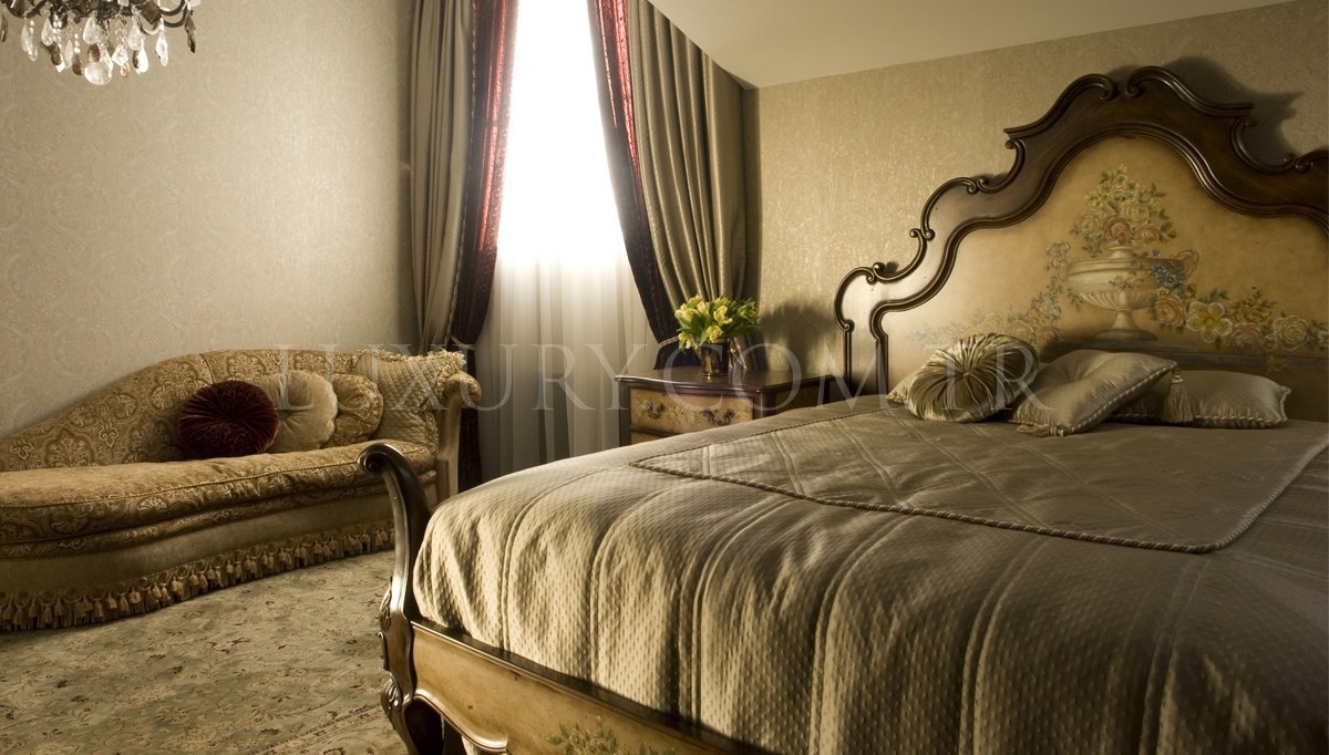  - Polers Hotel Room